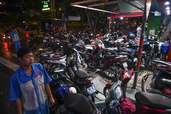 Cảnh nửa đêm cẩu ô tô khỏi nước ngập, trăm xe máy xếp hàng chờ sửa ở TPHCM