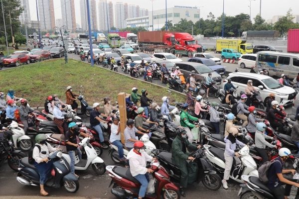 Cảnh nút giao An Phú rối loạn vì hầm chui ngập sâu, nghìn ô tô nối đuôi ở cửa ngõ TPHCM