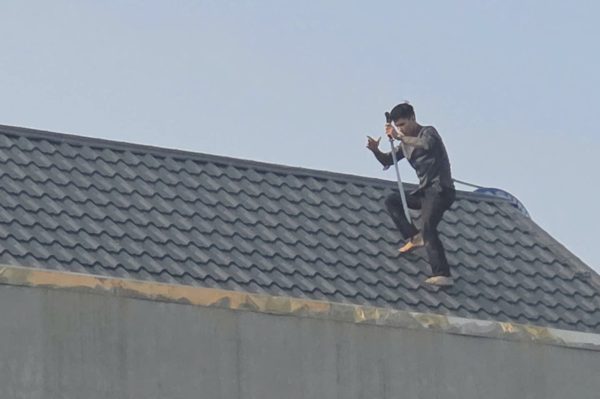 Cảnh sát bao vây ngôi nhà ở Thanh Hóa, truy bắt đối tượng cầm kiếm cố thủ