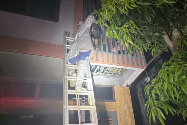 Cảnh sát cắt chuồng cọp cứu 2 người mắc kẹt trong ngôi nhà cháy ở Hà Nội
