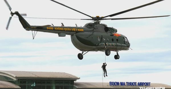 Cảnh sát đặc nhiệm luyện tập đổ bộ đường không từ trực thăng quân sự