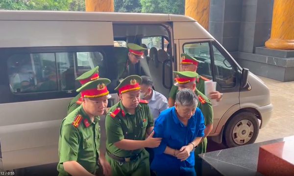 Cảnh sát dẫn giải đồng phạm của cựu Bộ trưởng Nguyễn Thị Kim Tiến đến tòa
