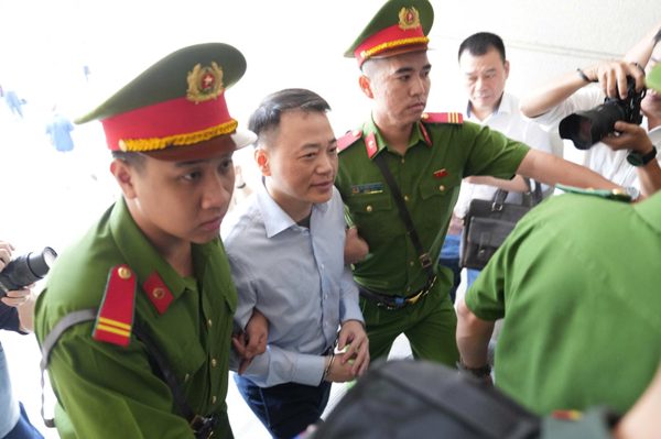 Cảnh sát dẫn giải Mr Pips, Shark Bình cùng đồng phạm đến tòa