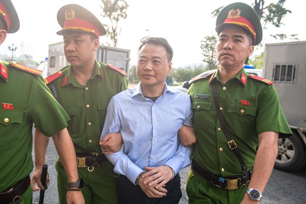 Cảnh sát dẫn giải Shark Bình và 'ông trùm' lừa đảo Mr Pips vào phòng xét xử