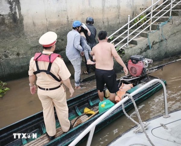 Cảnh sát đường thủy kịp thời cứu sống nam thanh niên nhảy cầu Bến Lức