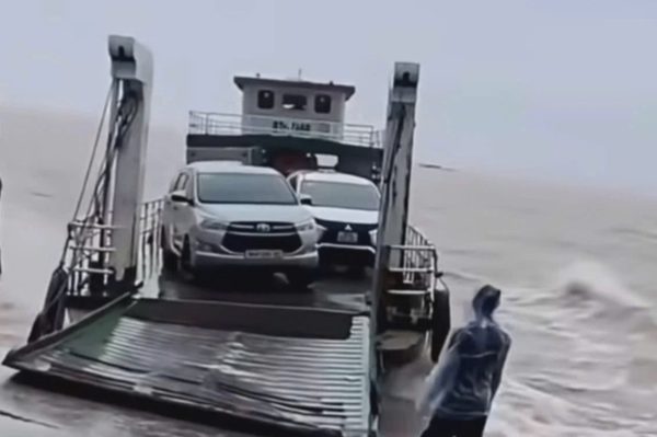 Cảnh sát đường thủy vào cuộc vụ clip phà chở 4 ô tô giữa lúc mưa dông