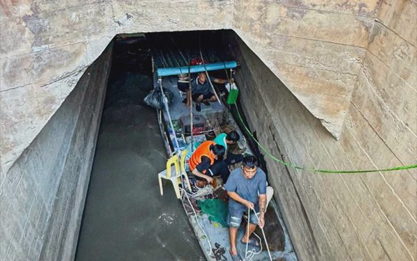 Cảnh sát giải cứu 2 người mắc kẹt trong ống cống ở Hà Nội