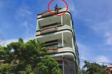Cảnh sát giải cứu nam thanh niên có ý định nhảy từ tầng 5