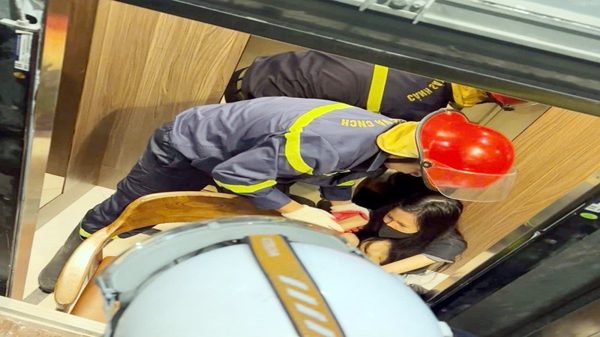 Cảnh sát giải cứu người dân mắc kẹt trong thang máy tầng 7