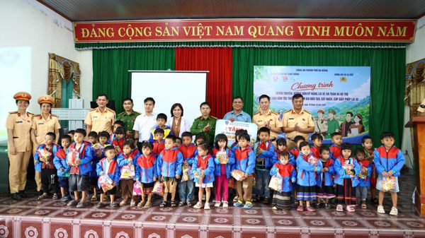 Cảnh sát giao thông Đà Nẵng đồng hành cùng đồng bào vùng biên La Dêê