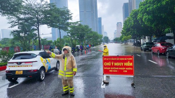 Cảnh sát giao thông Hà Nội nỗ lực điều tiết giao thông trong ngập úng