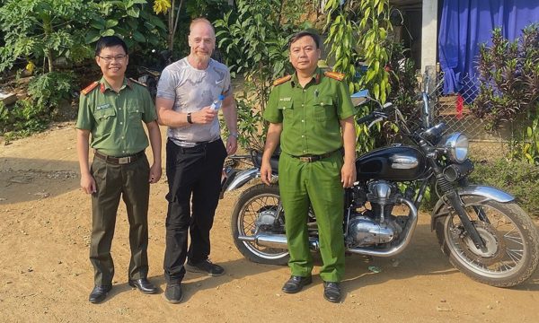 Cảnh sát giúp du khách Anh bị lạc giữa rừng