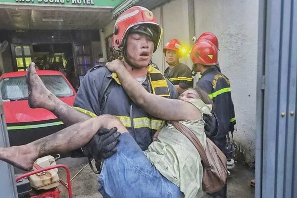 Cảnh sát kể phút cõng nạn nhân, nhường bình dưỡng khí trong vụ cháy khách sạn ở TPHCM