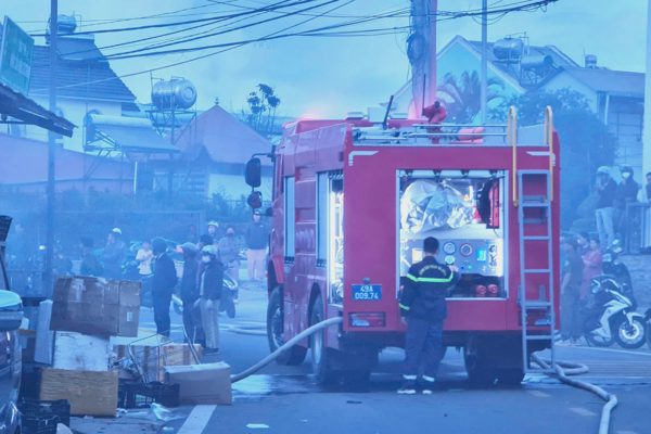 Cảnh sát khống chế đám cháy khu xưởng sản xuất đồ gỗ ở Đà Lạt