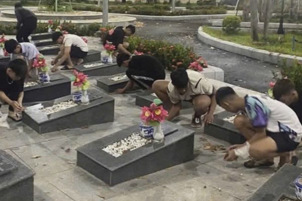 Cảnh sát ngăn chặn 20 thiếu niên đánh nhau, đưa đi dọn nghĩa trang liệt sĩ