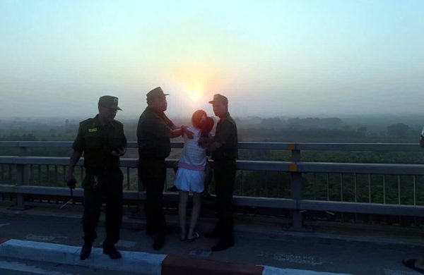 Cảnh sát ngăn người mẹ bế con có ý định tự tử ở cầu Nhật Tân