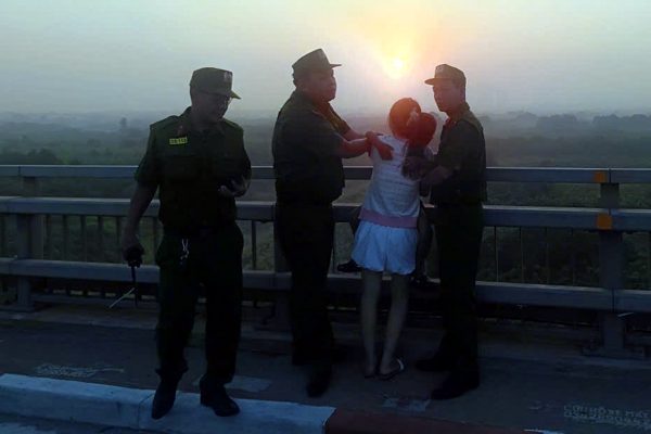 Cảnh sát ngăn người mẹ bế con có ý định tự tử ở cầu Nhật Tân