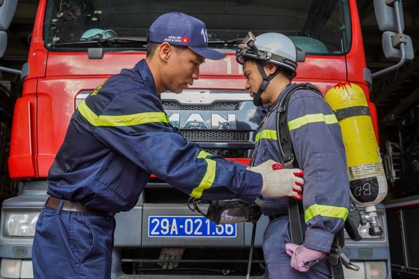 Cảnh sát PCCC kể khoảnh khắc lao vào căn nhà mịt mùng khói lửa cứu người mắc kẹt