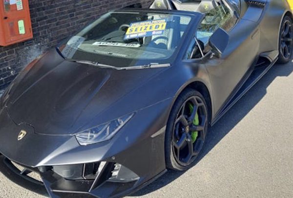 Cảnh sát thẳng tay tịch thu siêu xe Lamborghini Huracan vì chạy quá tốc độ