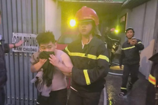 Cảnh sát tiếp cận nhiều hướng, cứu 26 người trong vụ cháy khách sạn ở TPHCM