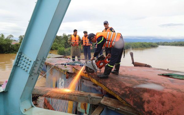 Cảnh sát và cả trăm người tham gia giải cứu cầu đường sắt bị 3 sà lan mắc vào