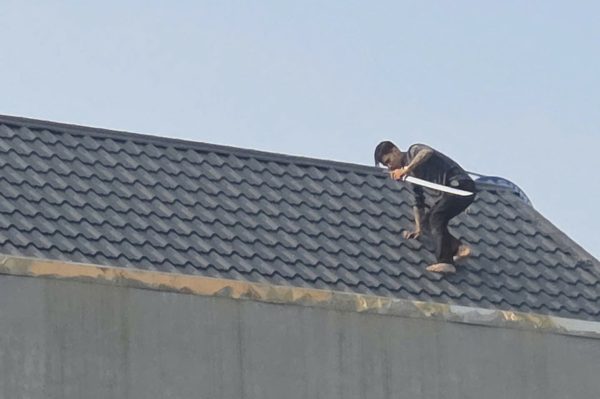Cảnh sát vây bắt hai người cầm hung khí cố thủ trên mái nhà ở Thanh Hóa