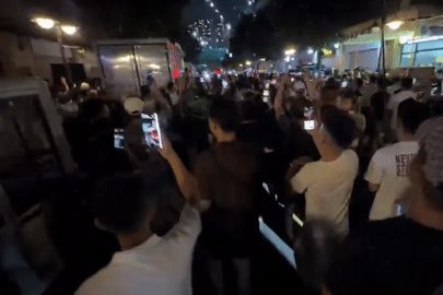 Cảnh sát xuất hiện ở nhà 'Huấn Hoa Hồng', đám đông theo dõi