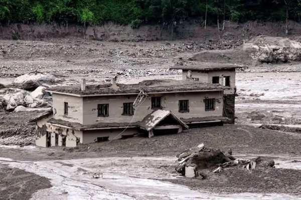 Cảnh tan hoang sau trận lũ quét kinh hoàng ở biên giới Nepal - Trung Quốc