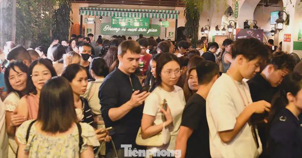 Cảnh tượng chưa từng có trước ngày kem Tràng Tiền đóng cửa