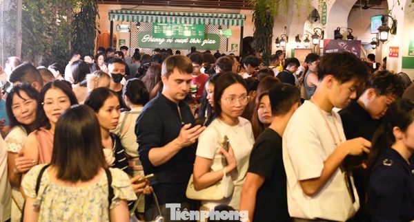 Cảnh tượng chưa từng có trước ngày kem Tràng Tiền đóng cửa