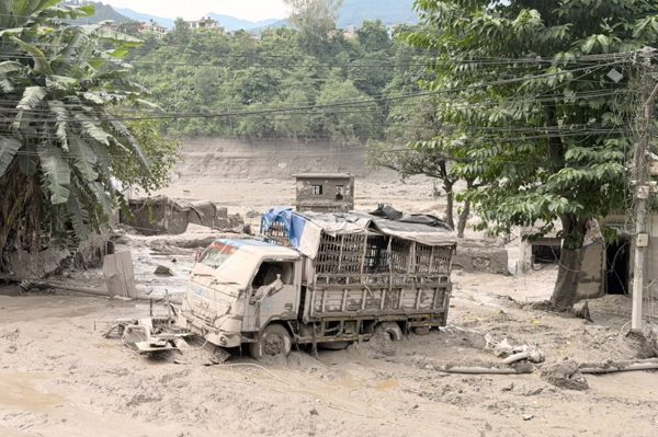 Cảnh tượng hoang tàn ở Nepal sau trận lũ quét thảm khốc