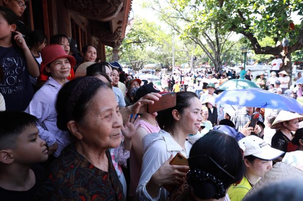 Cảnh tượng khiến 53 cô gái xúc động