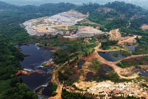 Cảnh tượng núi rác khổng lồ bốc mùi, người dân bẫy ruồi không xuể