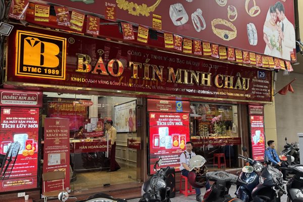 Cảnh tượng ở phố vàng Hà Nội lúc giá tăng cao khiến người đu đỉnh ‘nản lòng'