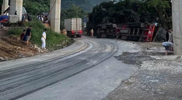 Cao Bằng: Lật xe đầu kéo trên Quốc lộ 4A khiến 3 người tử vong