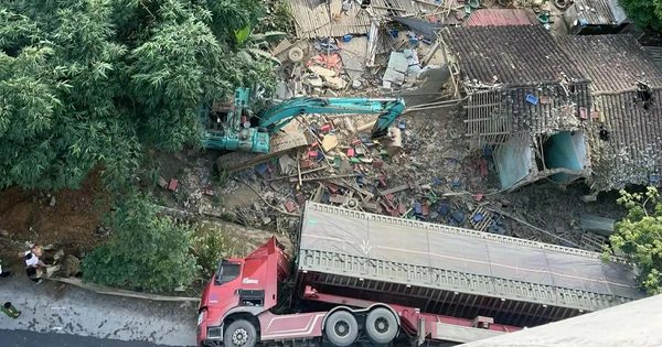 Cao Bằng: Xe đầu kéo lật nghiêng đè sập nhà dân, 3 người tử vong