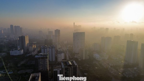 Cao ốc nổi giữa biển mây Hà Nội lúc sáng sớm