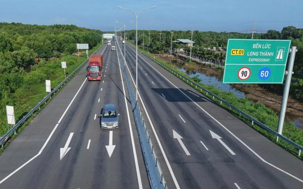 Cao tốc Bến Lức - Long Thành ngày đầu thông xe: Xe chạy xuyên rừng ngập mặn, tài xế thảnh thơi né kẹt xe