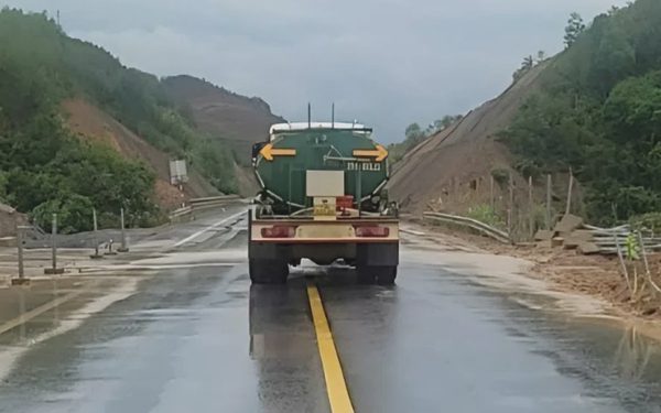 Cao tốc Cam Lộ - La Sơn thông xe trở lại ban ngày sau mưa lớn