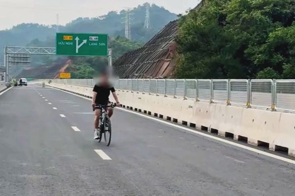 Cao tốc đang thi công, nhiều người cố tình vào thả diều, livestream