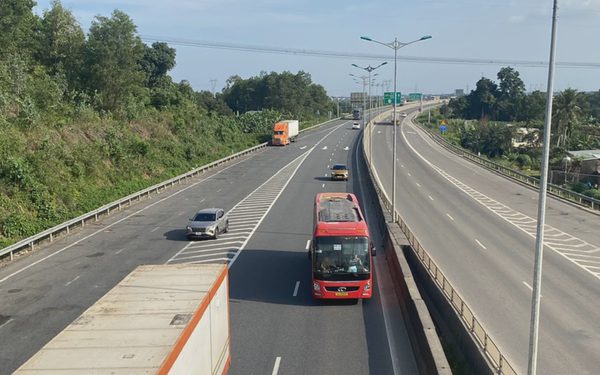 Cao tốc liền mạch nhưng lưu lượng xe không tăng
