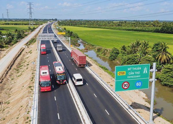Cao tốc Mỹ Thuận - Cần Thơ hạn chế xe để thi công cầu vượt