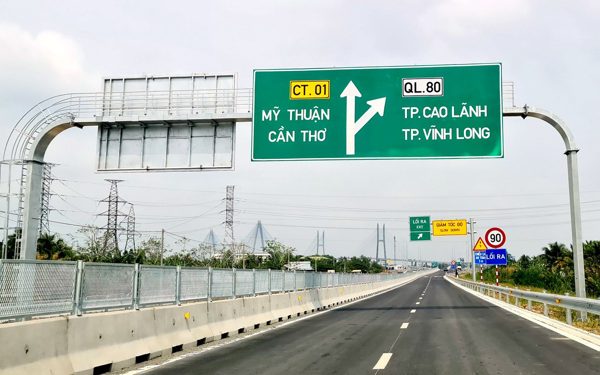 Cao tốc Mỹ Thuận - Cần Thơ tạm cấm xe ban đêm để lắp giá long môn và làm cầu vượt