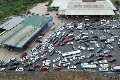 Cao tốc qua Đồng Nai ùn ứ từ sáng đến trưa, trạm dừng nghỉ quá tải