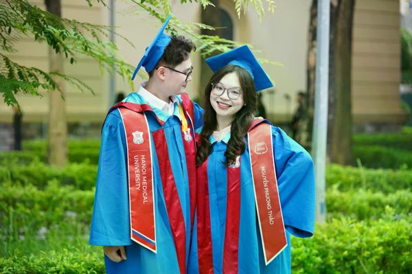Cặp bác sĩ nội trú 'anh thủ khoa, em top 3' đang viral của ĐH Y Hà Nội