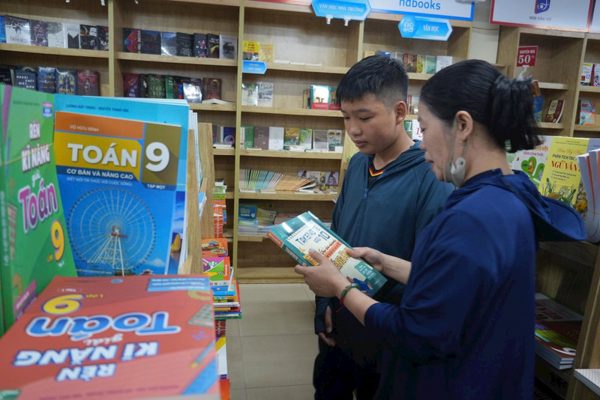 Cấp bách giải quyết dứt điểm tình trạng thiếu sách giáo khoa