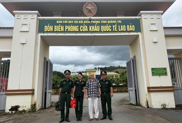 Cấp cứu kịp thời du khách nước ngoài ngã quỵ ở cửa khẩu quốc tế Lao Bảo
