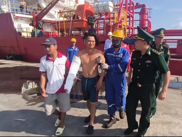 Cấp cứu ngư dân bị tai nạn lao động trên biển
