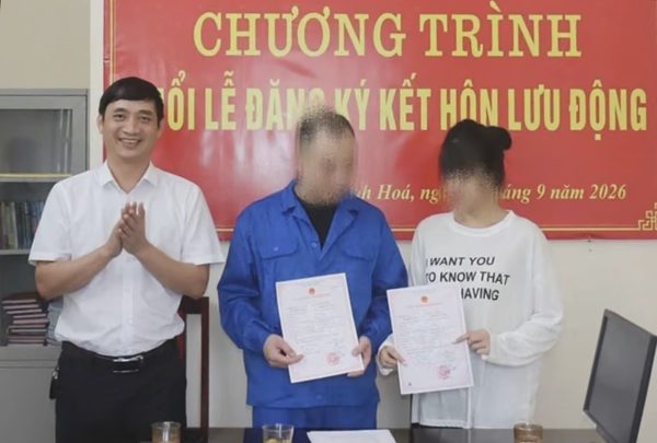 Cặp đôi đăng ký kết hôn trong trại tạm giam