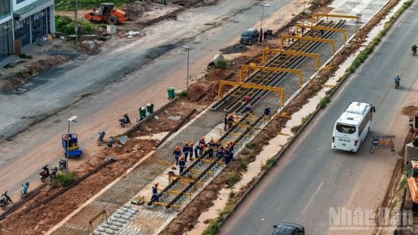 Cấp tập lắp đặt 2.850 thanh ray trên tuyến LRT đầu tiên
